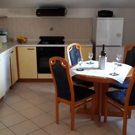 Apartament Fuer Fuenf Personen Mit Balkon By Interhome Vinjerac