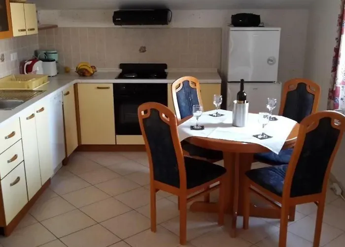 Apartament Fuer Fuenf Personen Mit Balkon By Interhome Vinjerac
